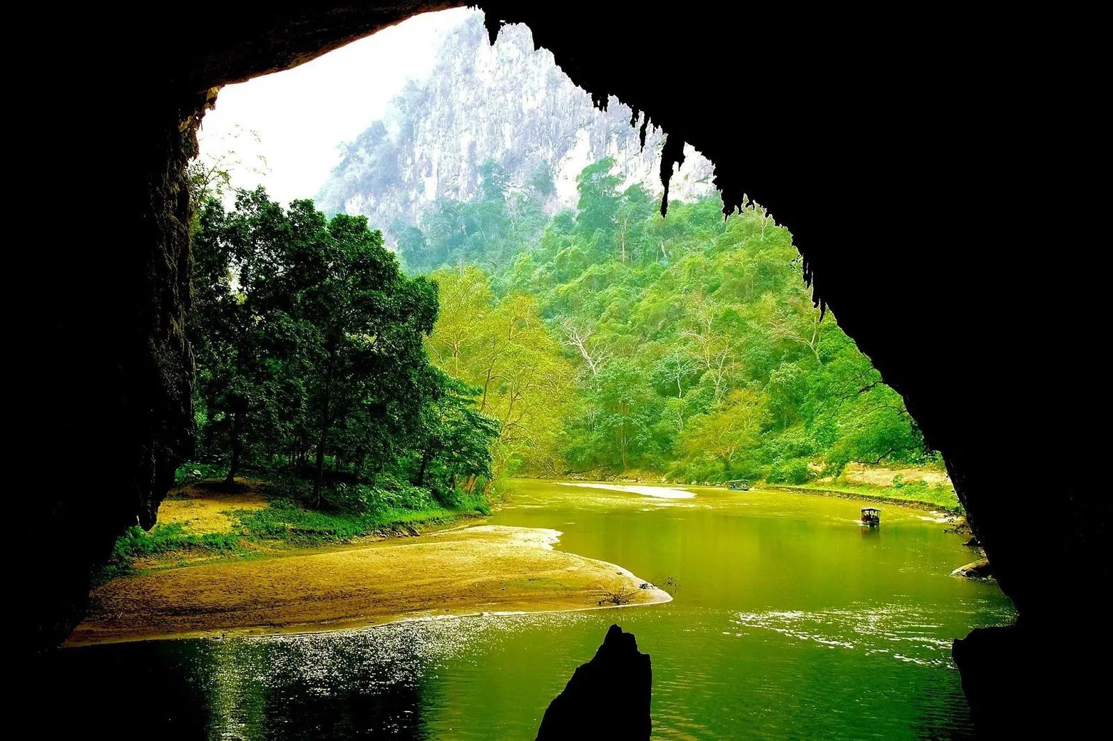 Khám phá tuyệt tác thiên nhiên động Puông ở Bắc Kạn