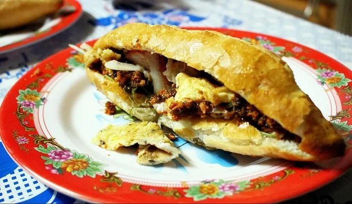 Trên tay ổ bánh mì ngon nhất Việt Nam của Madam Khánh