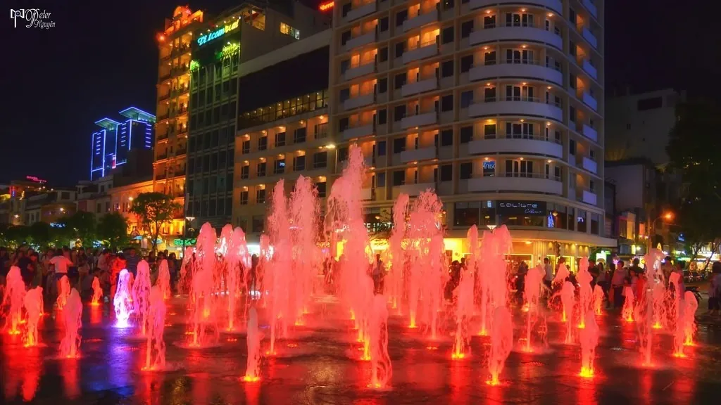 10 địa điểm vui chơi về đêm cho giới trẻ Sài Thành - Kỳ 1 Phố đi bộ Nguyễn Huệ