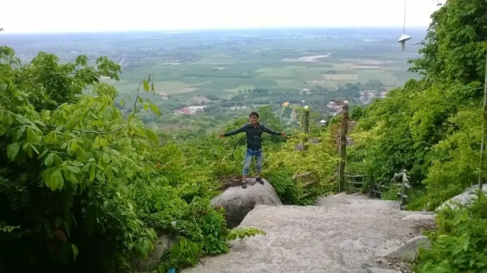 Núi Bà Đen là điểm trekking ưa thích của nhiều bạn trẻ