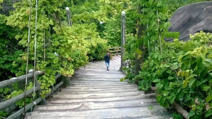 Có nhiều đường cho bạn lựa chọn khi leo núi Bà Đen