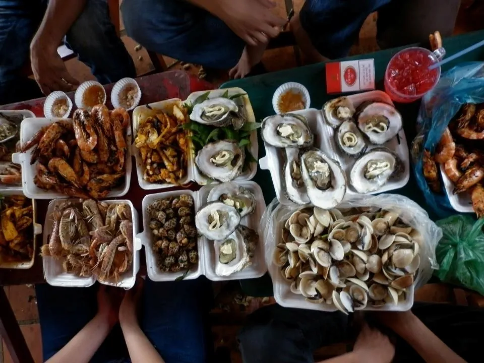 Thưởng thức các loại hải sản tươi ngon tại chợ Hàng Dương
