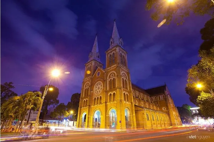 7 địa điểm đẹp tuyệt để đón giáng sinh tại Sài Gòn Khu vực nhà thờ Đức Bà luôn xếp vị trí số 1 trong việc thu hút nhiều người ghé thăm nhất vào đêm Giáng Sinh