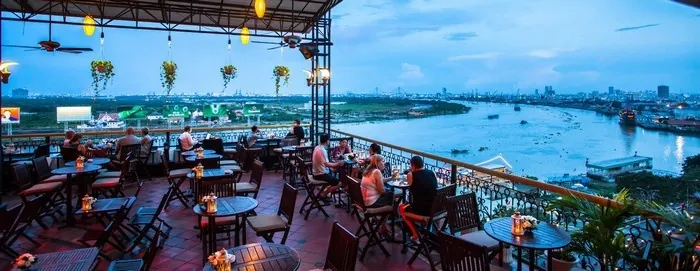 7 địa điểm đẹp tuyệt để đón giáng sinh tại Sài Gòn Quả thật không còn gì có thể hài lòng hơn khi tận hưởng một bầu không khí trong lành, mát mẻ, vừa thưởng thức món ăn, thức uống tuyệt hảo trong cảnh hoàng hôn đang dần buông