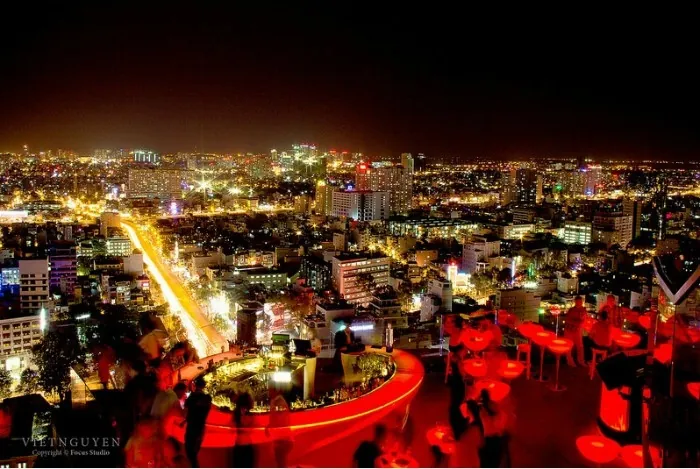 7 địa điểm đẹp tuyệt để đón giáng sinh tại Sài Gòn Chilly Sky Bar điểm hẹn của bạn trẻ thích không gian lãng mạn, ngắm nhìn Sài Gòn rực sáng khi thành phố lên đèn