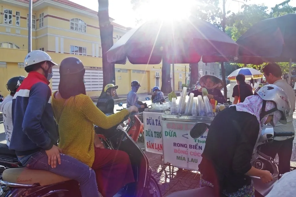 Ẩm thực Sài Gòn bên những chiếc xe đẩy Hay xe dừa tắc nổi tiếng đông khách trên Pasteur