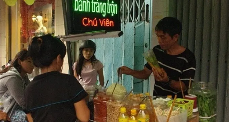 Ẩm thực Sài Gòn bên những chiếc xe đẩy và xe bánh tráng trộn chú Viên trên đường Nguyễn Thượng Hiền