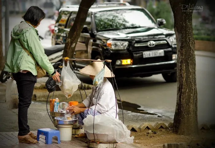 Ẩm thực Sài Gòn bên những chiếc xe đẩy Vẫn có đâu đó những gánh hàng rong trên đường phố Sài Gòn