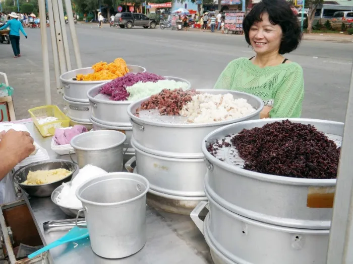 Ẩm thực Sài Gòn bên những chiếc xe đẩy Nhưng quen thuộc với người Sài Gòn nhất vẫn là chiếc xe đẩy