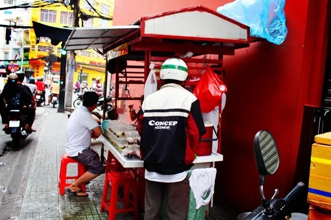 Ẩm thực Sài Gòn bên những chiếc xe đẩy Sài Gòn - Có những xe đẩy nhỏ ven đường nhưng vẫn tấp nập khách ghé thăm
