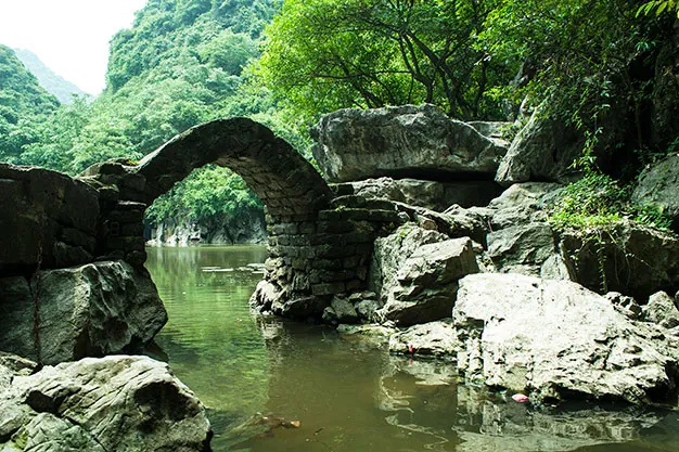 Du lịch Hà Nam ngắm vẻ đẹp sơn thuỷ hữu tình của ao Dong - Hang Luồn Du lịch Hà Nam ngắm vẻ đẹp sơn thuỷ hữu tình của ao Dong Hang Luồn