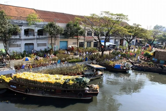 Bến Bình Đông tưng bừng chợ hoa những ngày giáp Tết