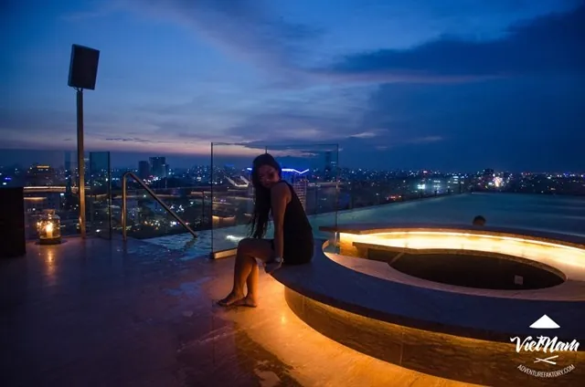 Choáng ngợp với quán bar hồ bơi đẹp nhất Sài Gòn Rooftop Pool Bar - Hotel Des Arts Saigon 4