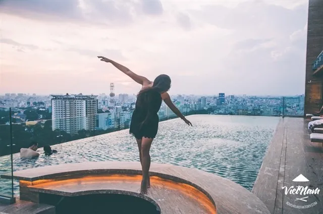 Rooftop Pool Bar - Hotel Des Arts Saigon 3