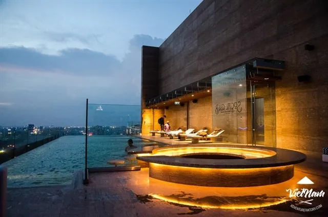 Rooftop Pool Bar - Hotel Des Arts Saigon 2