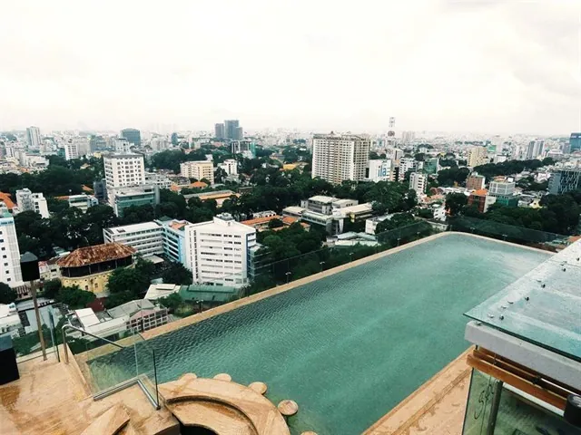 Rooftop Pool Bar - Hotel Des Arts Saigon 14
