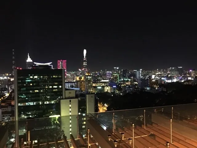 Choáng ngợp với quán bar hồ bơi đẹp nhất Sài Gòn Rooftop Pool Bar - Hotel Des Arts Saigon 13