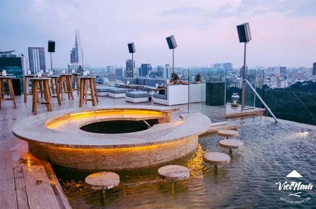Choáng ngợp với quán bar hồ bơi đẹp nhất Sài Gòn Rooftop Pool Bar - Hotel Des Arts Saigon 12
