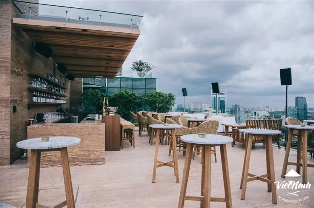 Choáng ngợp với quán bar hồ bơi đẹp nhất Sài Gòn Rooftop Pool Bar - Hotel Des Arts Saigon 9