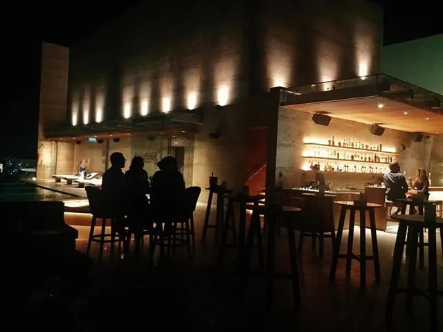 Choáng ngợp với quán bar hồ bơi đẹp nhất Sài Gòn Rooftop Pool Bar - Hotel Des Arts Saigon 5