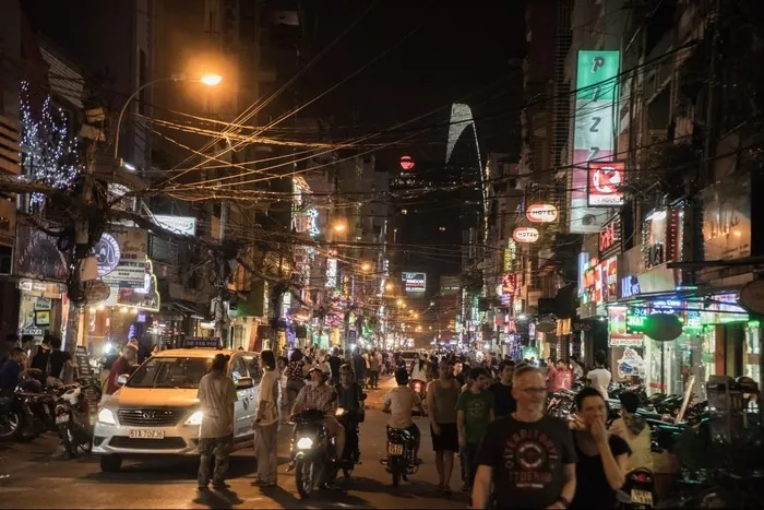 Chu du Sài Gòn một đêm không ngủ Khu phố nhộn nhịp dẫu đêm đã khuya