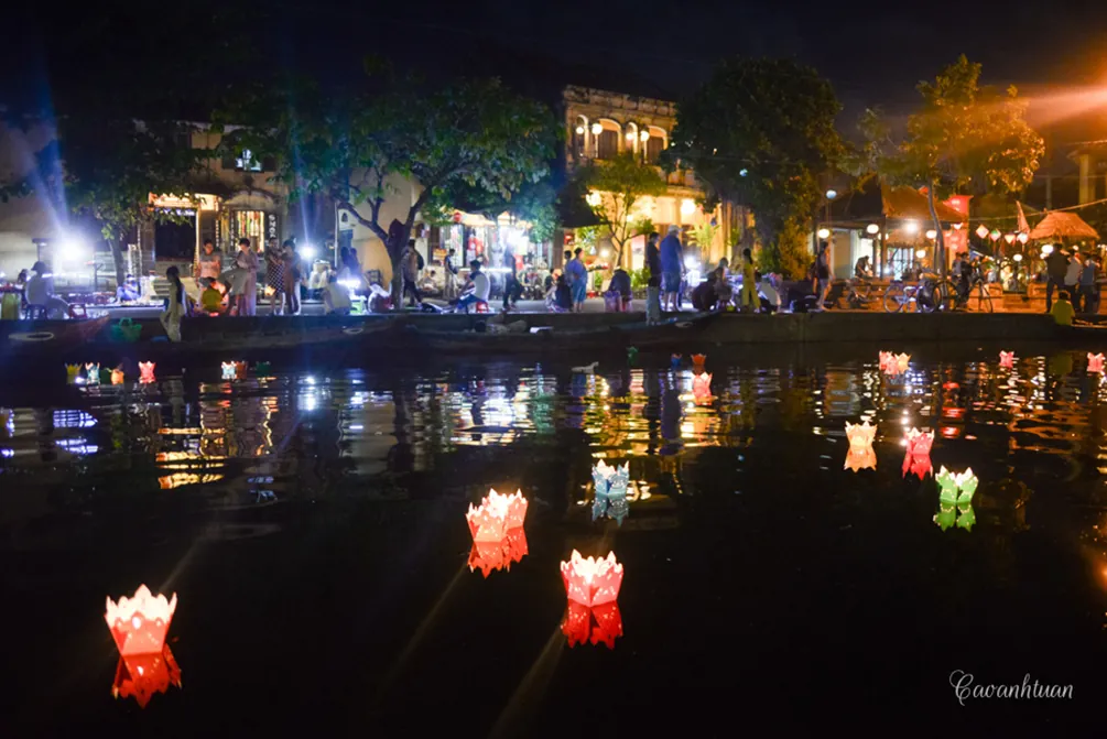 Dòng sông Hoài bình yên giữa phố cổ Hội An