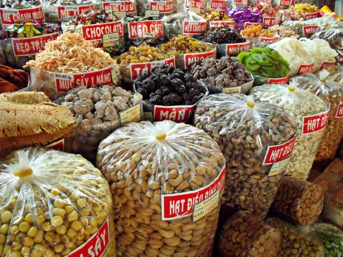 Sài Gòn - Có thể mua bánh mứt, đồ khô mang theo ăn trên đường