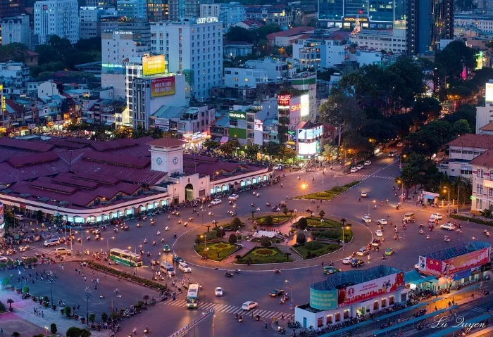 Ngắm Bến Thành lên đèn, kết thúc chuyên du ngoạn bằng xe buýt