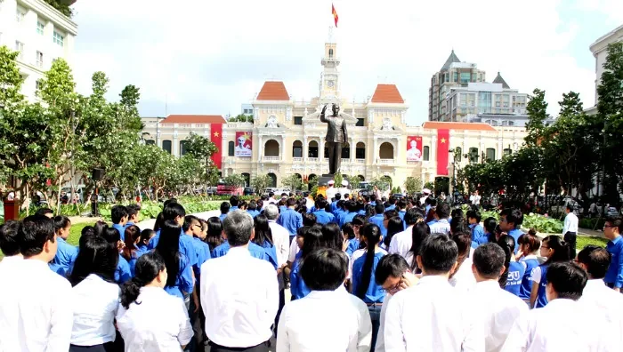 Hàng nghìn người viếng Chủ tịch Hồ Chí Minh trên quảng trường đi bộ Hàng nghìn người viếng Chủ tịch Hồ Chí Minh trên quảng trường đi bộ