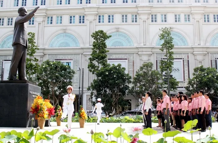 Hàng nghìn người viếng Chủ tịch Hồ Chí Minh trên quảng trường đi bộ Hàng nghìn người viếng Chủ tịch Hồ Chí Minh trên quảng trường đi bộ