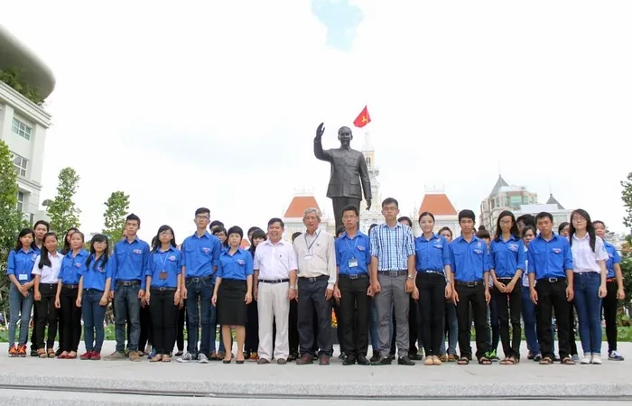 Hàng nghìn người viếng Chủ tịch Hồ Chí Minh trên quảng trường đi bộ Hàng nghìn người viếng Chủ tịch Hồ Chí Minh trên quảng trường đi bộ