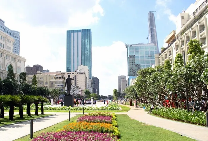 Hàng nghìn người viếng Chủ tịch Hồ Chí Minh trên quảng trường đi bộ Hàng nghìn người viếng Chủ tịch Hồ Chí Minh trên quảng trường đi bộ