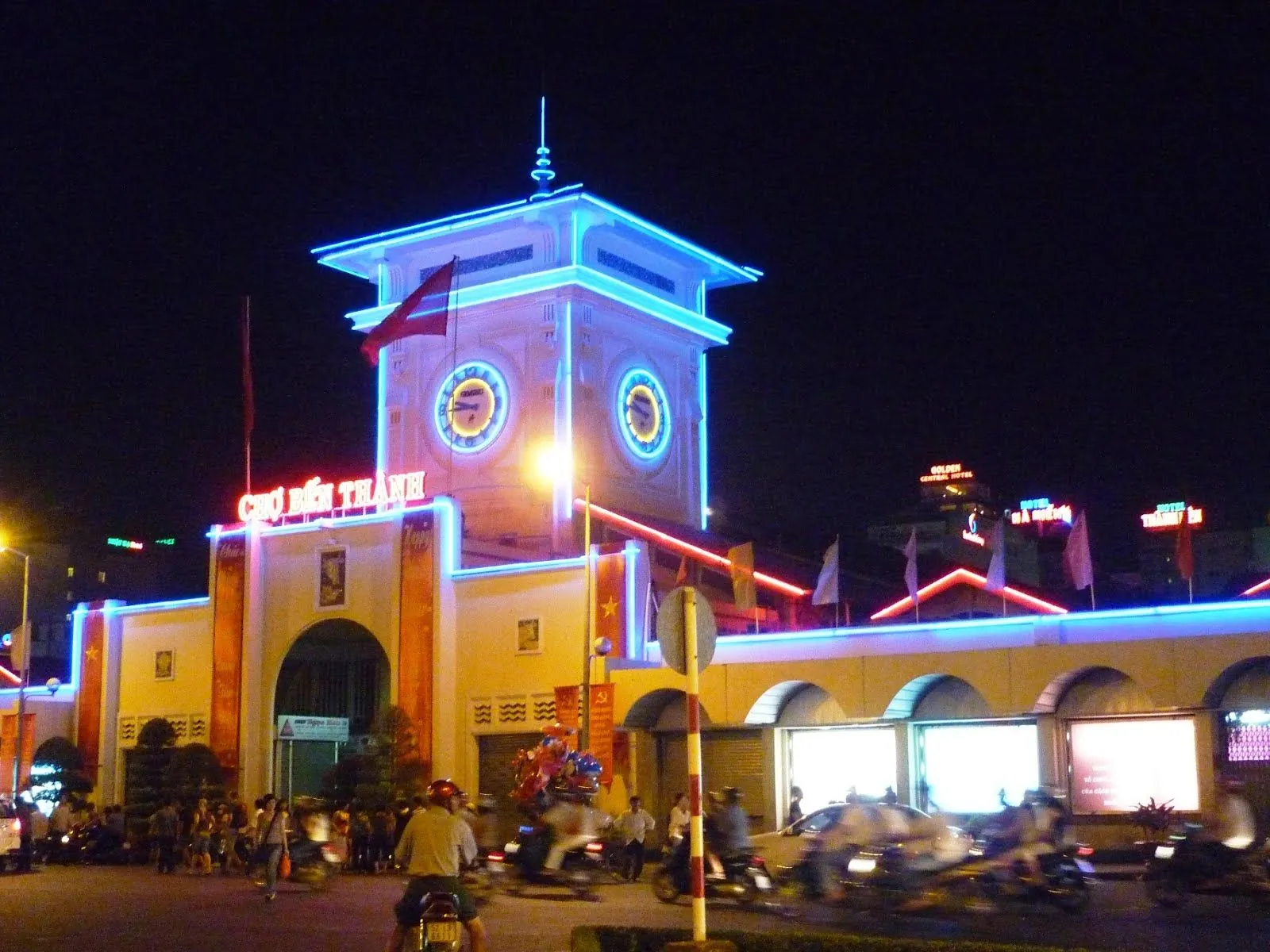 Khám phá chợ đêm Bến Thành