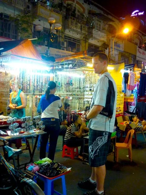 Khám phá chợ đêm Bến Thành