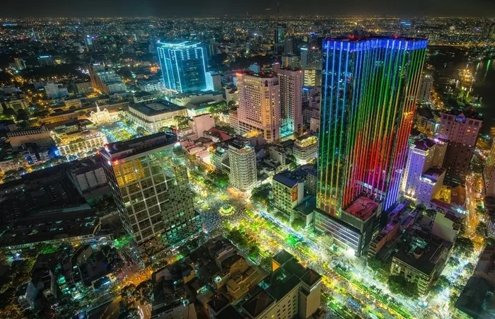 Vũ điệu ánh sáng hòa cùng không khí tại phố đi bộ