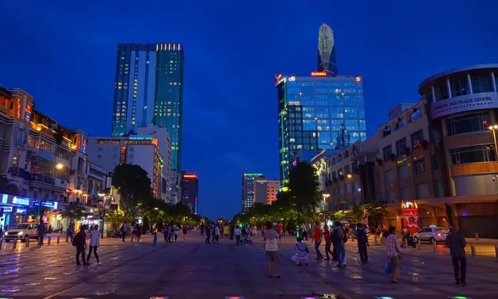 Tòa nhà Quảng trường thời đại sáng vai cùng Bitexco