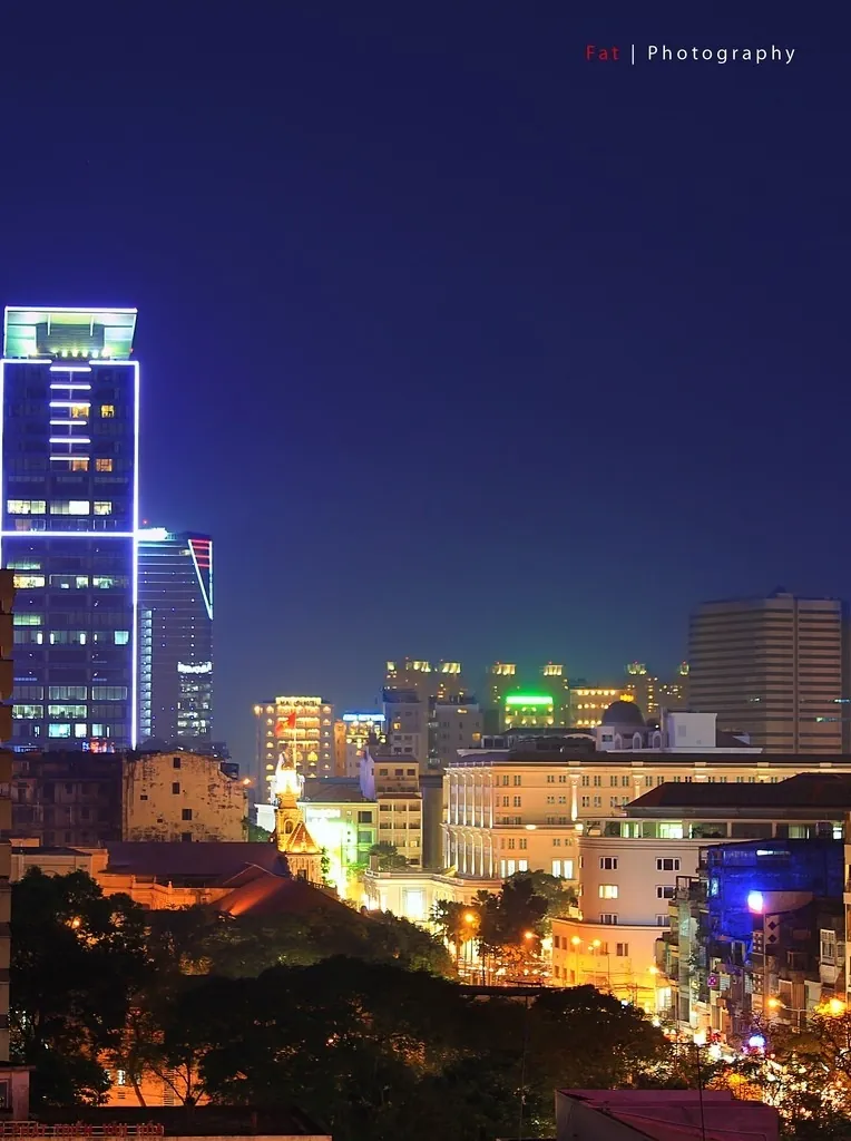 Lim Tower khiêm tốn nép mình nhưng vẫn rực sáng