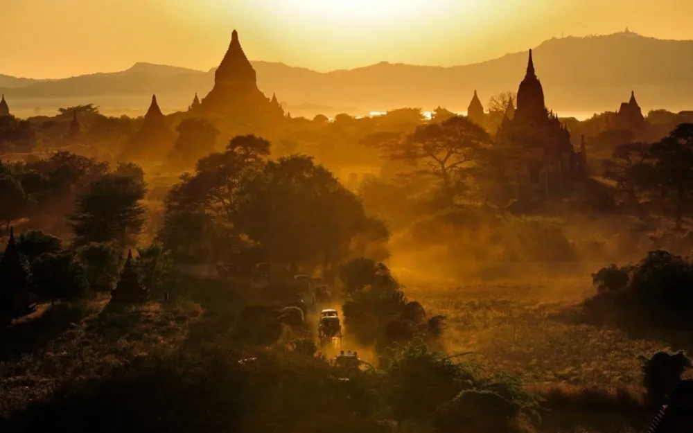 Mekong vào top tuyến đường sông phải đi năm 2016 Đến với đất nước Myanmar, du khách sẽ được khám phá bằng tour đi trên sông Irranwaddy, chiêm ngưỡng vẻ đẹp cuốn hút của những ngôi làng, kiến trúc thuộc địa cũ ở Yangon, chùa chiền, đền tháp ở Bagan và cả khu rừng già.
