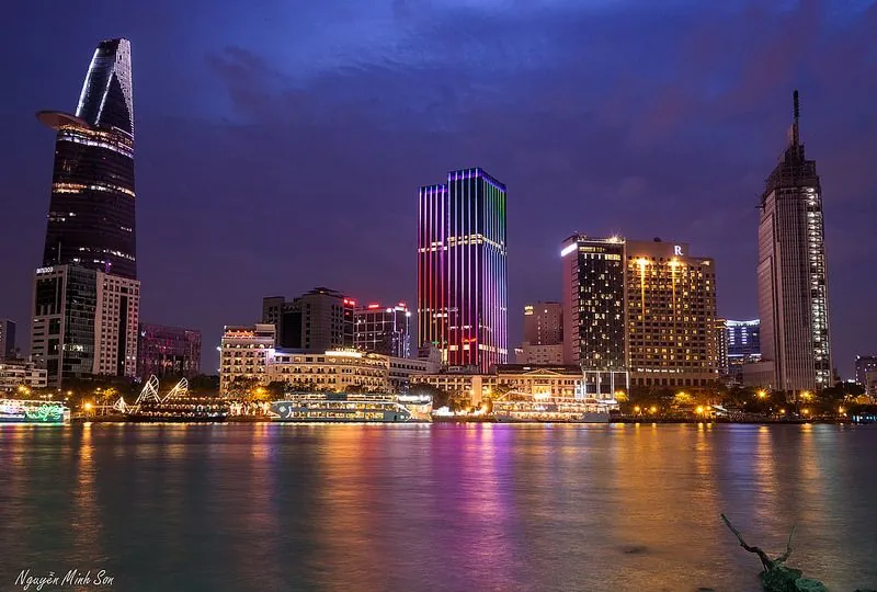 Nhộn nhịp xuống phố Sài Gòn đêm