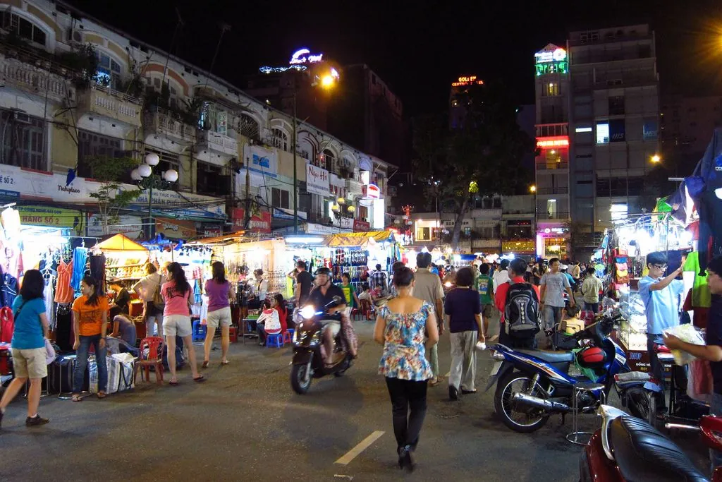 Nhộn nhịp xuống phố Sài Gòn đêm
