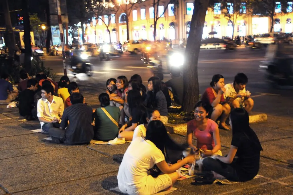 Nhộn nhịp xuống phố Sài Gòn đêm