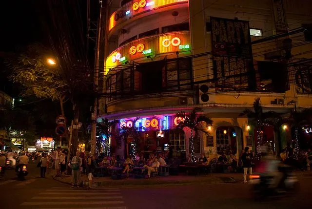 Nhộn nhịp xuống phố Sài Gòn đêm