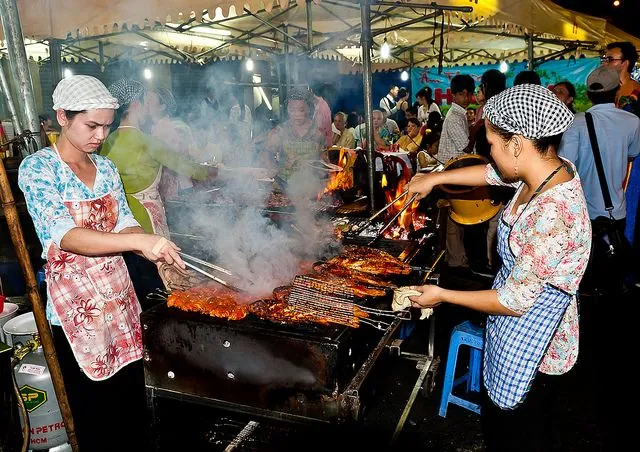 Nhộn nhịp xuống phố Sài Gòn đêm