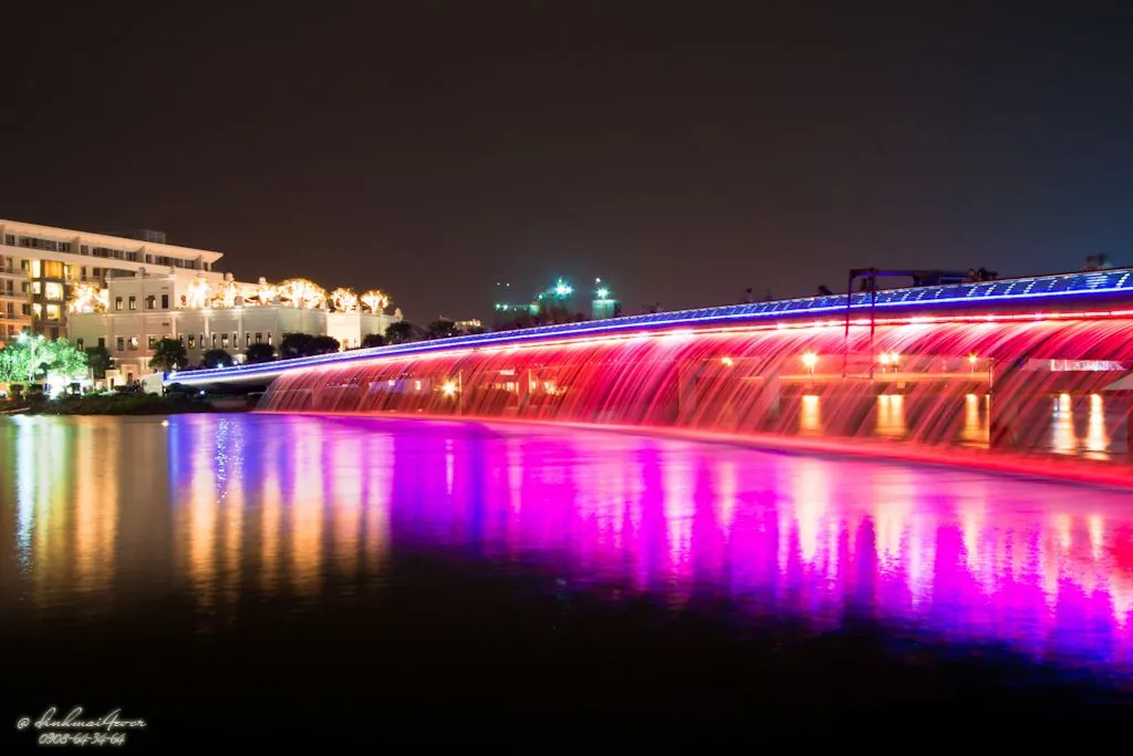 Nhộn nhịp xuống phố Sài Gòn đêm