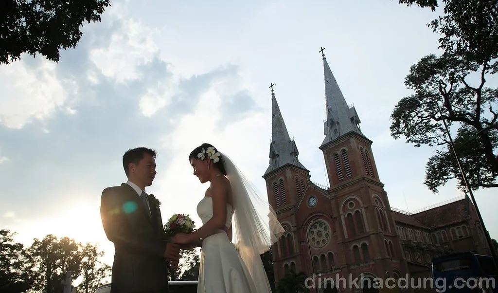 Những địa điểm chụp hình cưới nội thành Sài Gòn - Kỳ 1 Nhà thờ Đức Bà - Hòa cùng nắng mai, thanh khiết, hiền hò
