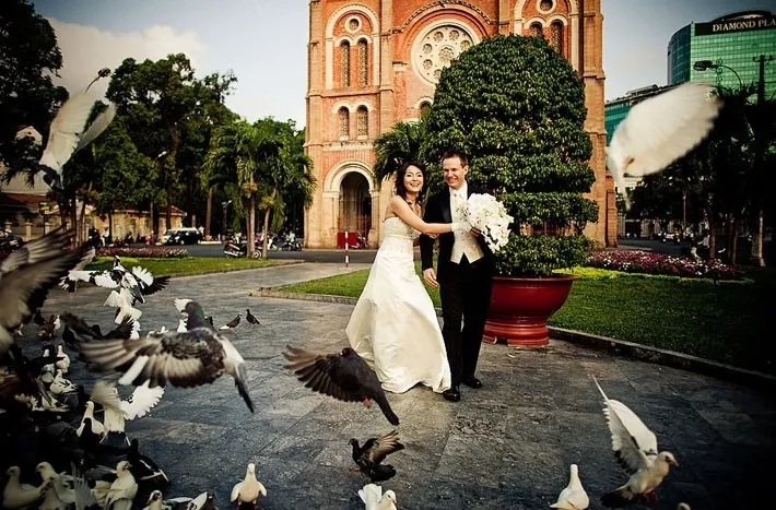 Những địa điểm chụp hình cưới nội thành Sài Gòn - Kỳ 1 Nhà thờ Đức Bà - Những đàn bồ câu đang tung cánh như làm nền cho bộ ảnh thêm sống động
