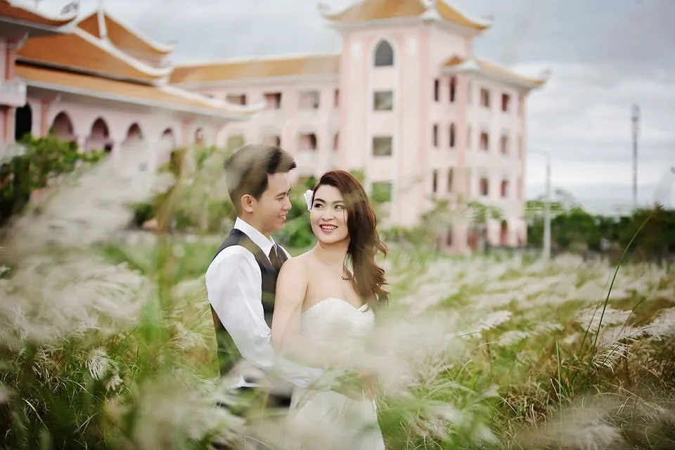 Những địa điểm chụp hình cưới nội thành Sài Gòn - Kỳ 2 Sài Gòn - Những bông lau cao quá đầu người tô điểm cho shoot hình thêm lung linh, huyền ảo hơn