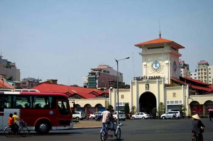 Những khoảng lặng bên sự nhộn nhịp ấm cúng của Tết Sài Gòn