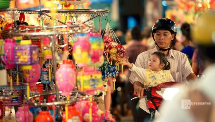 Phố lồng đèn Sài Gòn-Những em nhỏ thích mê những chiếc lồng đèn đầy sắc màu