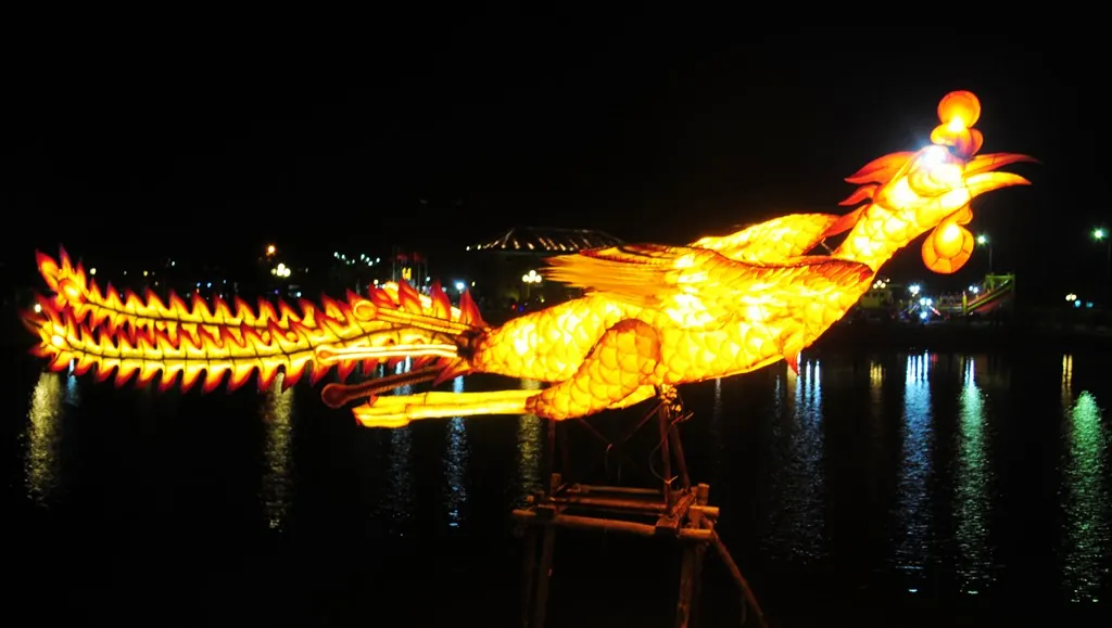 Phố cổ Hội An bừng sáng chờ đón năm mới